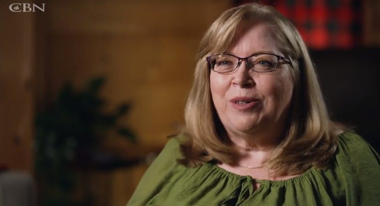 “estou-crescendo-cada-vez-mais-no-senhor”,-diz-mulher-curada-de-cancer