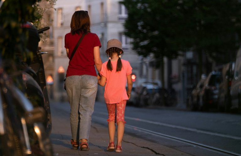 justica-impede-mae-de-levar-filha-a-igreja-apos-exigencia-do-pai-nos-eua