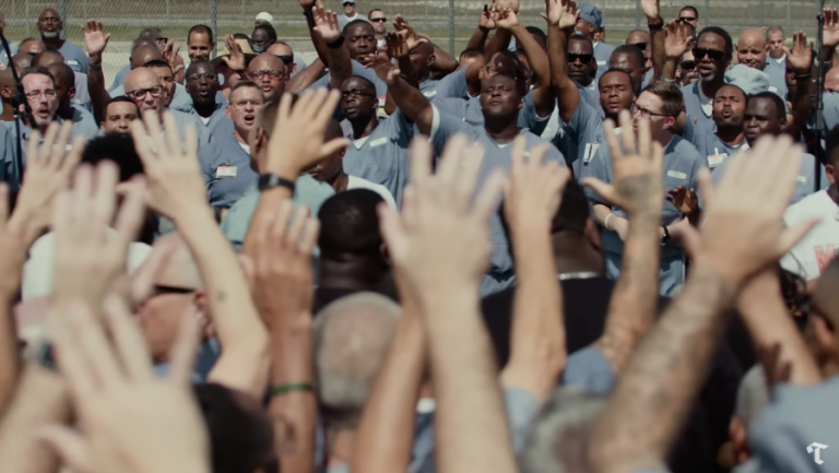 maverick-city-music-e-kirk-franklin-louvam-com-1300-presos - ReviverNoticiasGospel maverick-city-music-e-kirk-franklin-louvam-com-1.300-presos