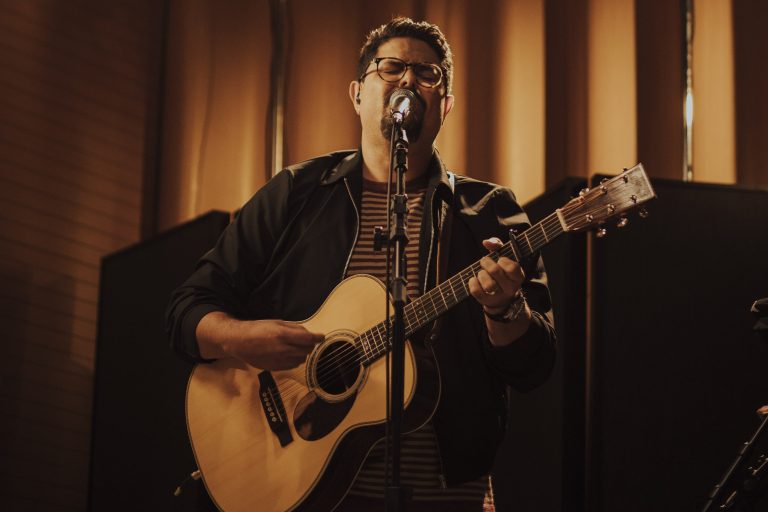 fred-arrais-lanca-“que-o-nosso-som-acenda-a-luz”,-faixa-de-estreia-do-projeto-“live-in-sp”