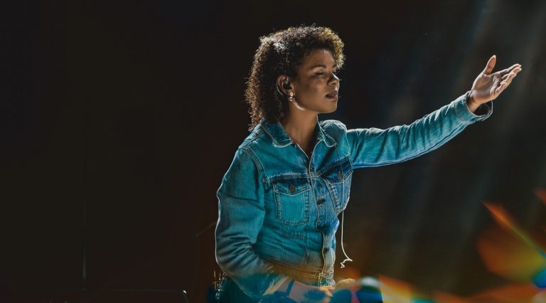 nivea-soares-relanca-o-classico-“santo”-em-nova-versao-ao-vivo