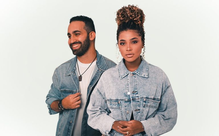 gabriela-gomes-lanca-ep-em-espanhol-e-clipe-com-arthur-callazans