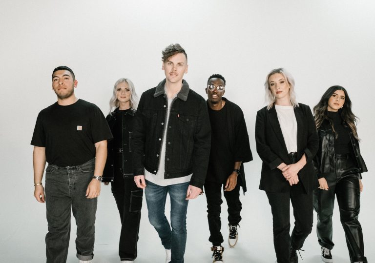 elevation-worship-lanca-“tumbas-a-jardines”-sucesso-nas-plataformas-digitais