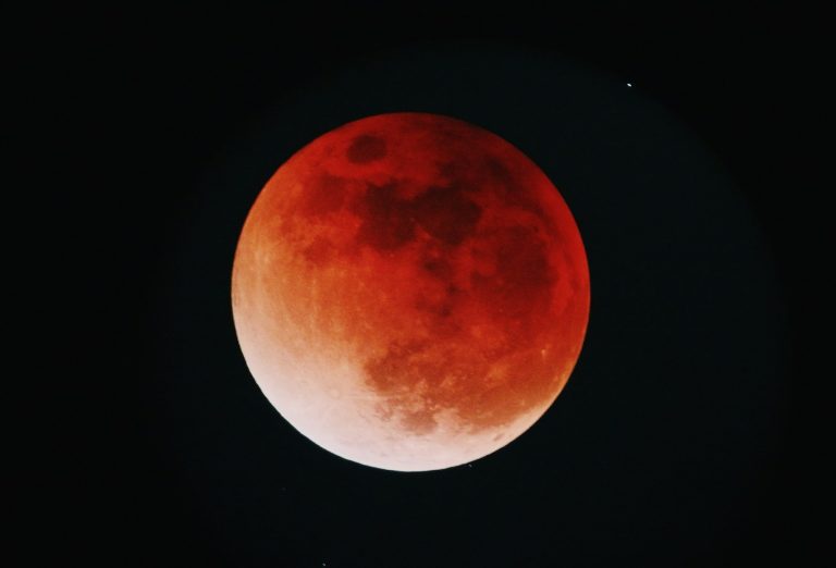 ultima-lua-de-sangue-de-2025-ocorre-em-setembro-e-pode-ter-significado-profetico