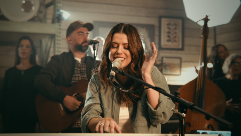 rachel-novaes-canta-sobre-a-importancia-de-buscar-a-presenca-de-deus-em-nova-musica