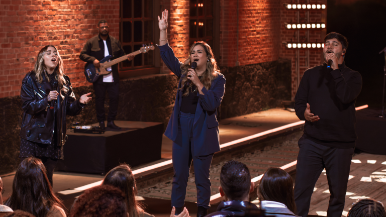 bruna-olly-lanca-cancao-inedita-“derrama-o-teu-poder”