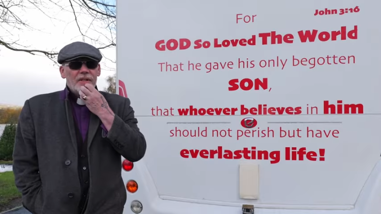 policia-britanica-alerta-pastor-sobre-discurso-de-odio-por-exibir-versiculo em sua van - ReviverNoticiasGospel policia-britanica-alerta-pastor-sobre-‘discurso-de-odio’-por-exibir-versiculo em sua van