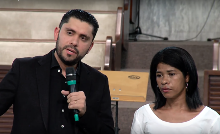 pastor-pede-para-igreja-entregar-oferta-a-mulher-necessitada-evangelho-na-pratica - ReviverNoticiasGospel pastor-pede-para-igreja-entregar-oferta-a-mulher-necessitada:-“evangelho-na-pratica”