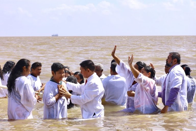 mais-de-300-pessoas-sao-batizadas-em-batisterio-publico-em-macapa