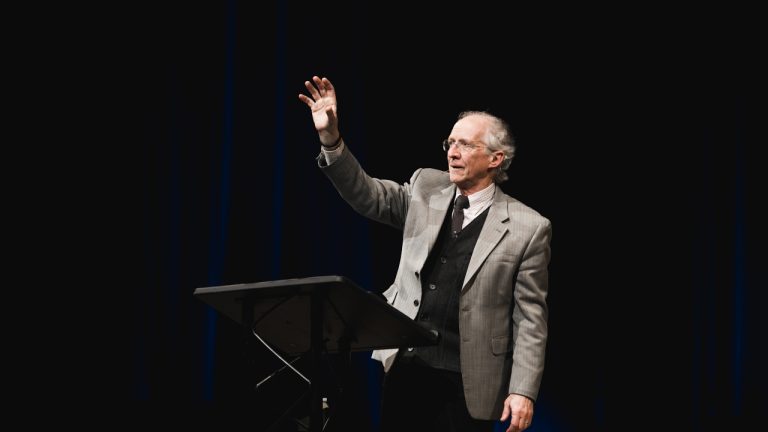 john-piper-orienta-pais-cristaos-a-protegerem-os-filhos-da-doutrinacao-do-estado - ReviverNoticiasGospel john-piper-orienta-pais-cristaos-a-protegerem-os-filhos-da-‘doutrinacao-do-estado’