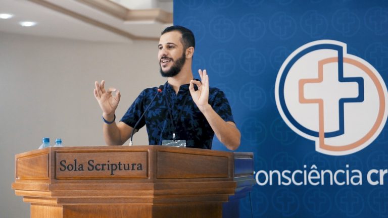 muculmano-le-a-biblia-para-critica-la-e-se-entrega-a-jesus