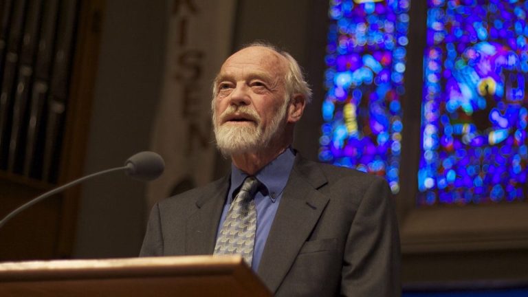 livro-de-eugene-h.-peterson-ensina-a-encarar-a-biblia-como-um-“banquete”